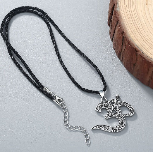 Collier “Om Éternel”